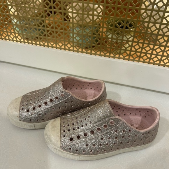 Native Sparkly Pink Kids Slip-On Shoes size 9T - Picture 6 of 7